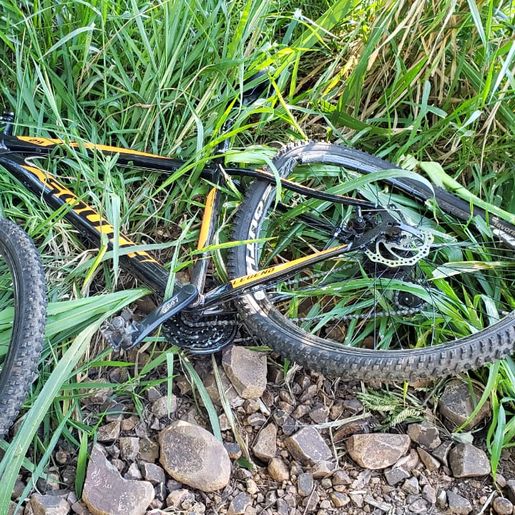 Mulher e adolescente ficam feridos em colisão de moto e bicicleta na SC 163