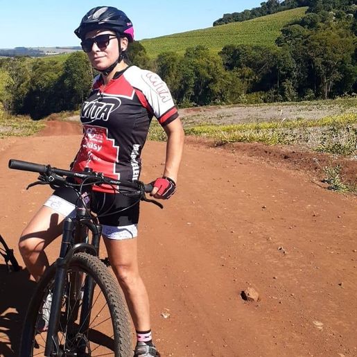 Casal de ciclistas é atingido na BR-280; mulher morre e homem fica gravemente ferido