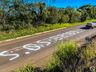VÍDEO: moradores pintam pedido de socorro na pista da BR-163