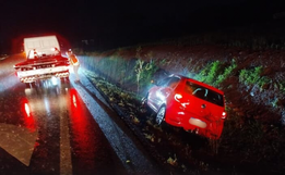 Veículo sai da pista e vai parar em barranco na BR-282 em Maravilha
