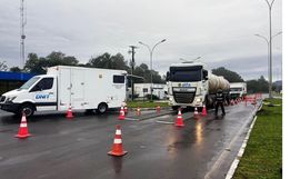 Mais de 300 caminhões são flagrados com excesso de peso em rodovias federais de SC