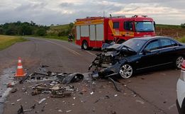 Colisão entre carro e caminhonete deixa três feridos em Descanso