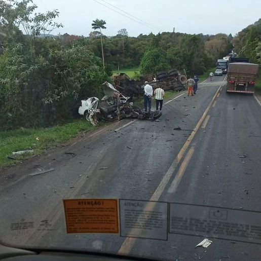 Um morto em grave acidente entre carro e caminhão entre São Lourenço e Vitorino  