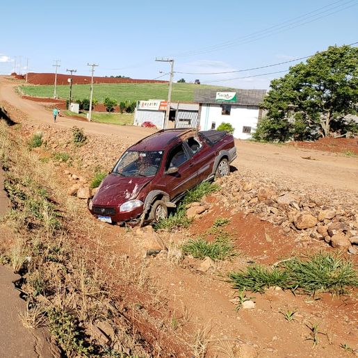 Veículos colidem após tentativa de ultrapassagem na SC 163 em Iporã do Oeste