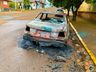 Carro fica destruído em incêndio no centro de Descanso 