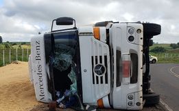 Carreta carregada com cereais tomba na SC-163, entre Descanso e Iporã do Oeste