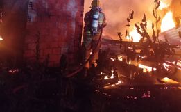 Casa de madeira é destruída por incêndio no interior de São José do Cedro