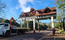 Prefeitura inicia remoção do telhado do pórtico de Itapiranga 