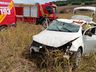 Condutor fica ferido após carro sair da pista e capotar em lavoura na SC-305