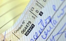 Para disfarçar furto, mulher ‘mastiga’ cheque em posto de gasolina em SC