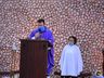 Com igreja cheia, fiéis acompanham celebração de Finados do lado de fora