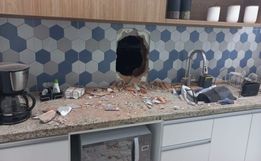 Assaltantes fazem buraco na parede e invadem casa de câmbio em SC