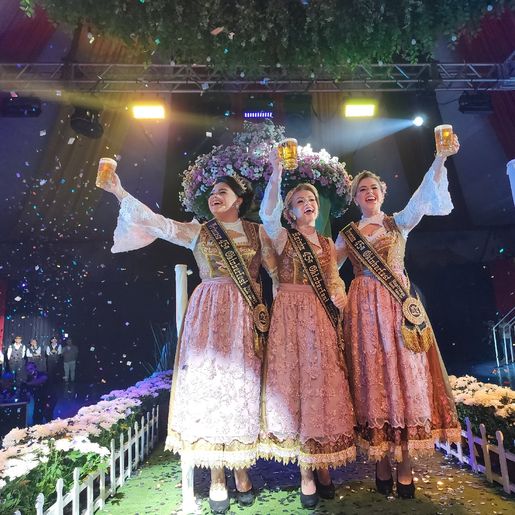 Show de abertura da 45ª Oktoberfest na cidade reúne grande público