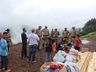 FOTOS: PMRv entrega donativos à família flagrada com onze pessoas em veículo na SC-283