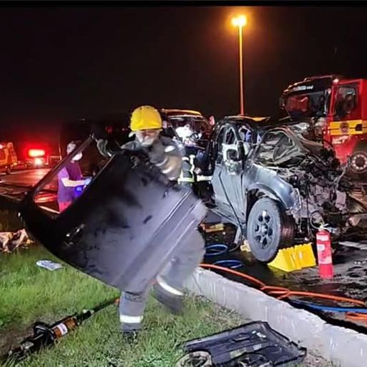 Colisão envolvendo micro-ônibus e caminhoneta deixa pelo menos 3 mortos na BR-282