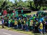 VÍDEO: Dezenas de pessoas participam de ato em frente ao 14º RCMec