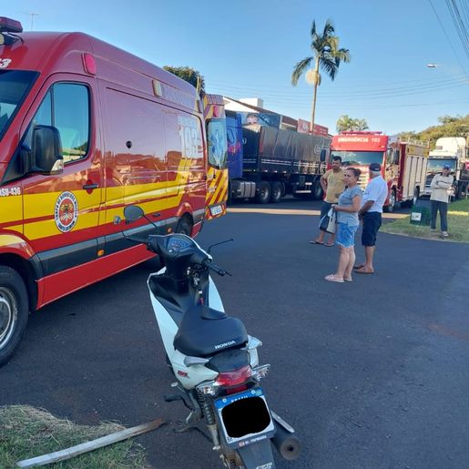 Mulher sofre ferimentos em acidente entre carro e moto em Itapiranga
