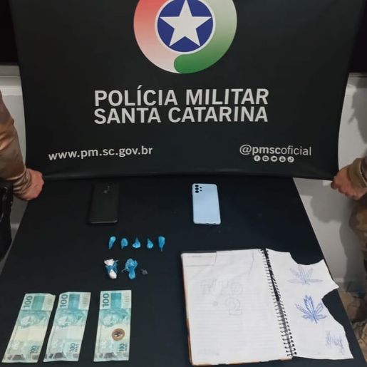 Cão farejador ajuda PM a encontrar drogas e prender trio por tráfico em SMO 