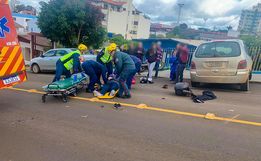 Colisão entre moto e carro deixa motociclista ferido em SMOeste; Assista