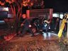Motorista perde controle e Fusca colide em muro de casa