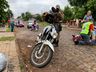 Motociclista fica ferido após se enroscar em fio de internet solto