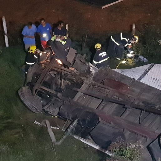 Homem e criança morrem em tombamento de caminhão na BR-280