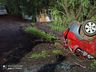 Veículo sai de pista, cai em barranco e quase atinge residência em SMOeste 
