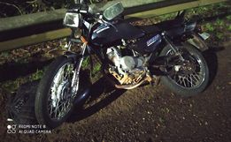Jovem fica gravemente ferida em colisão entre moto e caminhão