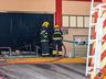 Bombeiros trabalham no rescaldo do incêndio no Super Vipi Center