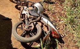 Colisão entre camionete e moto deixa caroneira ferida