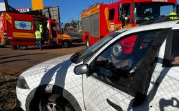 Colisão entre carro e carreta deixa mulher ferida na Avenida Willy Barth