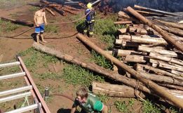 Bombeiros trabalham por mais de 3h no combate a incêndio em pilhas de madeira
