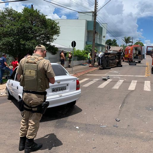 VÍDEO: Colisão lateral entre dois veículos deixa dois feridos em SMOeste 