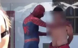 VÍDEO: Homem-Aranha ‘salva o dia’ e impede furto de celular em praia de Itapema