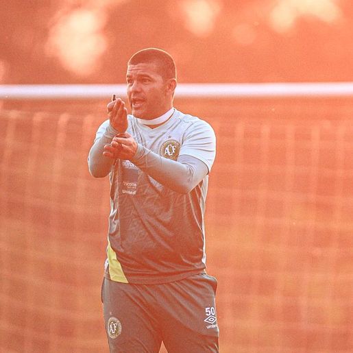 Chapecoense afirma que o técnico Umberto Louzer segue no comando da equipe
