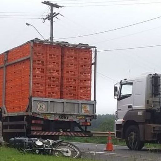 Colisão entre caminhão e moto deixa uma pessoa morta em Chapecó