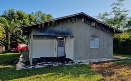 Casa é destruída pelo fogo no centro de Iporã do Oeste