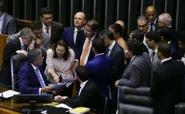 PEC de corte de gastos é aprovada em dois turnos na Câmara