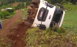 Caminhão raçoeiro tomba no interior de Iporã do Oeste