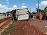 Caminhão carregado de frango sai da pista e tomba na BR-163 em São José do Cedro