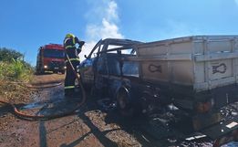 Incêndio destrói veículo no interior de São José do Cedro