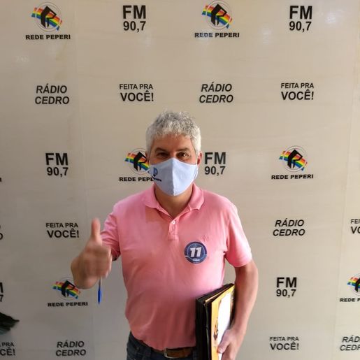 Candidato a prefeito de São José do Cedro responde pergunta de entidades em entrevista