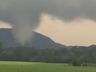 Vídeo mostra momento em que tornado toca o chão em SC