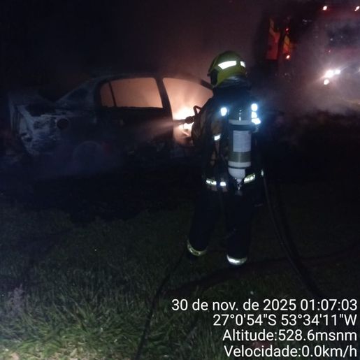 Incêndio destrói carro no interior de Iporã do Oeste