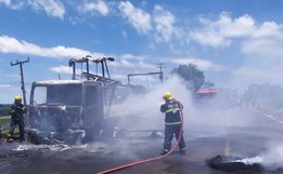 Caminhão pega fogo na SC-157 e mobiliza bombeiros em SLOeste