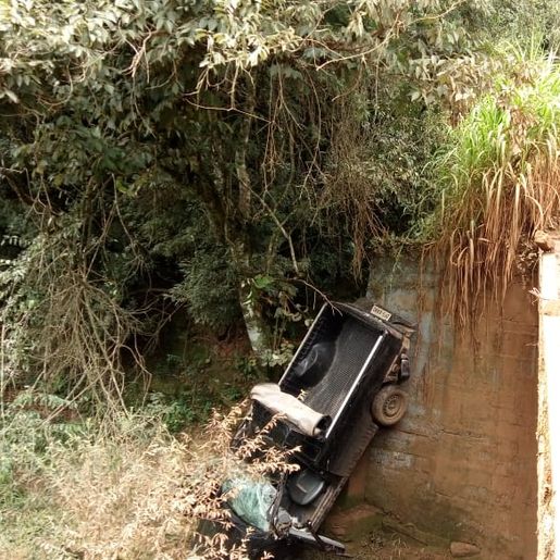 Saída de pista seguida de queda em ponte deixa dois feridos em Guaraciaba