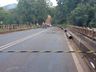Carga se desprende de caminhão, atinge carro e mata duas pessoas na SC-283