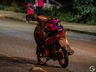 Mulher fica ferida em colisão entre carro e moto em SMO; assista 