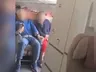 Vídeo mostra momento em que porta de avião abre durante voo