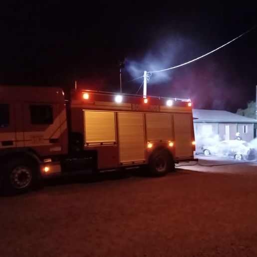 Carro é destruído por incêndio em frente ao bar em São José do Cedo